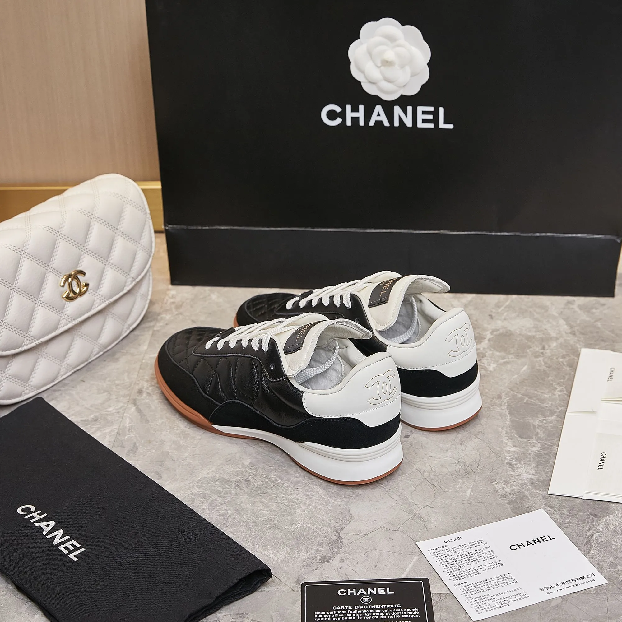👟👟Ex-factory price 560👟👟 Chanel Chanel - 2024 counter top casual sports shoes This classic design; the upper is electro-embroidered with a variety of techniques; the outsole is fashionable and sporty; it is unusual to incorporate a variety of color matching elements... The diversified mix and match is very beautiful and versatile, casual, fashionable, sports and outdoor can be taken into account... ꫛꫀꪝ Go➫ Material: ❶Upper is made of: Original imported mixed-breed sheep ❷Inside made of: original imported breathable sheepskin ❸Outsole based on: original TPU outsole Full set of boutique packaging for women 35–41